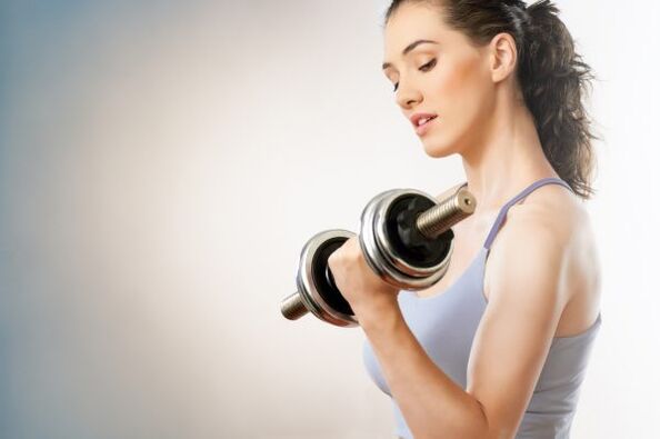 用哑铃进行体育锻炼将有助于7天内减掉5公斤的过程。
