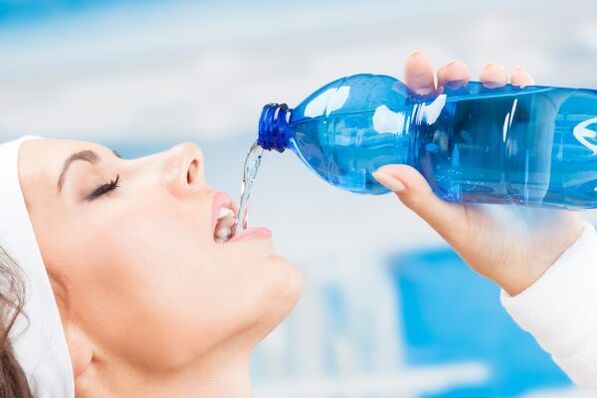 通过喝大量的水，一周内可以减掉 5 公斤多余的体重。